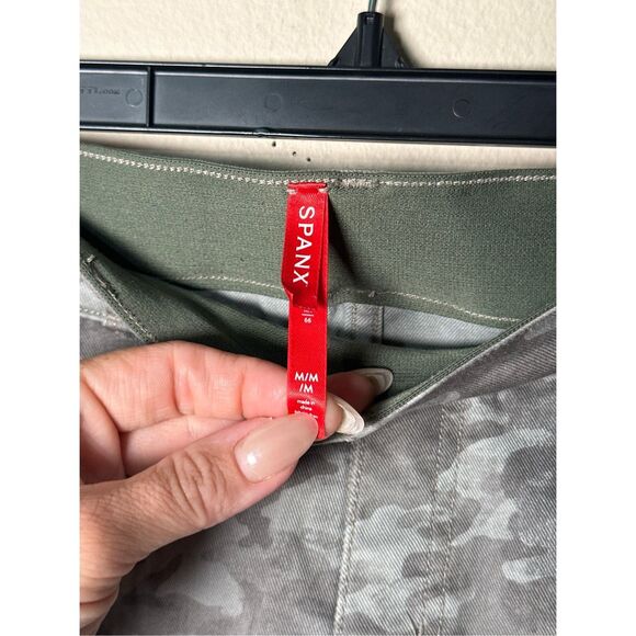 Spanx Stretch Twill Shorts Camo size M - Picture 5 of 5